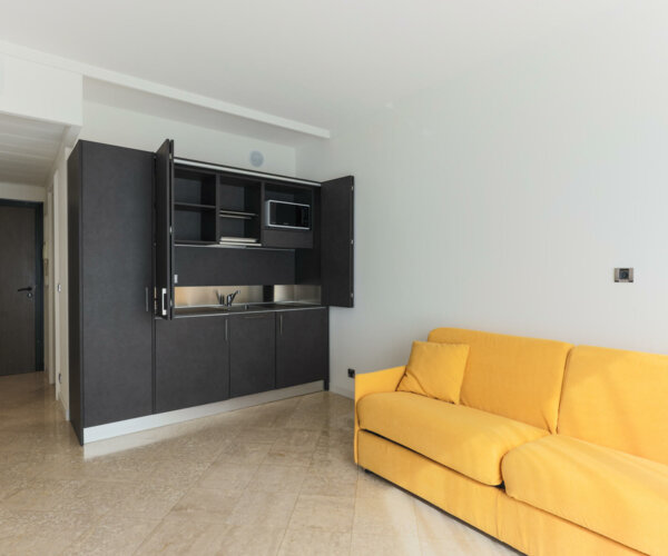 MONOLOCALE ARREDATO CON CANTINA E PARCHEGGIO INCLUSI | 1/8