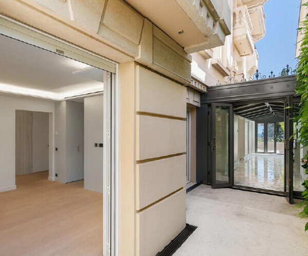 RARE 5 ROOM APARTMENT WITH VERANDA - RESIDENCE LE METROPOLE CARRÉ D'OR | 1/7