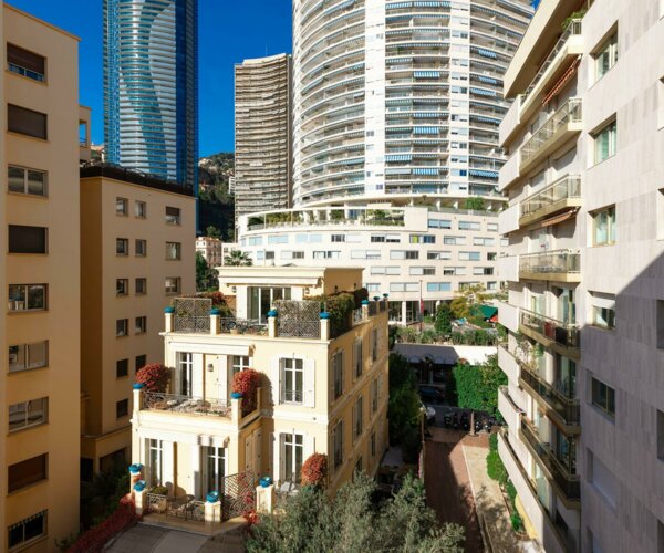 LUMINOSO BILOCALE CON PARCHEGGIO - CHÂTEAU AMIRAL | 1/8