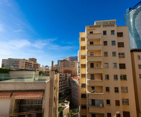 LUMINOSO BILOCALE CON PARCHEGGIO - CHÂTEAU AMIRAL | 1/8