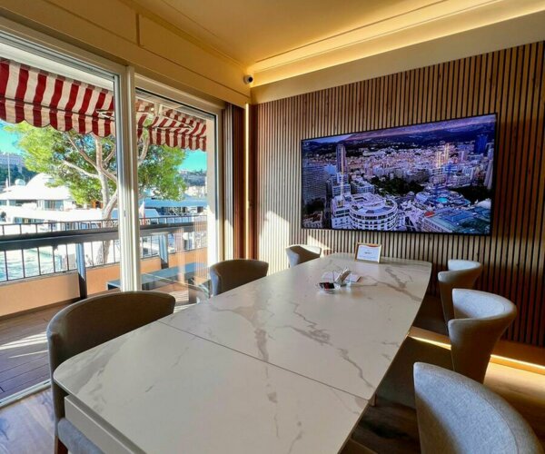 LUXURIOUSLY RENOVATED OFFICE WITH SEA VIEW | 1/8